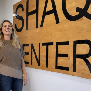 Designer brasileira Andria Tagliari, à frente do trabalho, na antiga residência de Shaquille O'Neal.