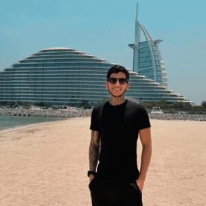Byel durante passagem por Dubai, nos Emirados Árabes Unidos, onde acompanhou de perto iniciativas ligadas à tecnologia, inovação e inteligência artificial.