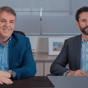 Paulo Santana e Leonardo Oliveira, sócios fundadores do IPOG, à frente de uma trajetória que começou em Goiânia e ganhou alcance nacional ao longo de 25 anos.