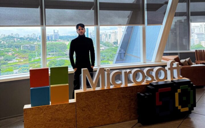 Byel durante visita a um ambiente corporativo ligado ao setor de tecnologia.