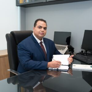Legislação brasileira garante acesso ao salário-maternidade em diferentes situações, explica o advogado Átila Dantas.