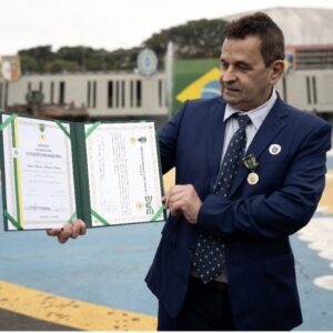 Urandir Fernandes de Oliveira recebe a Medalha do Exército Brasileiro
