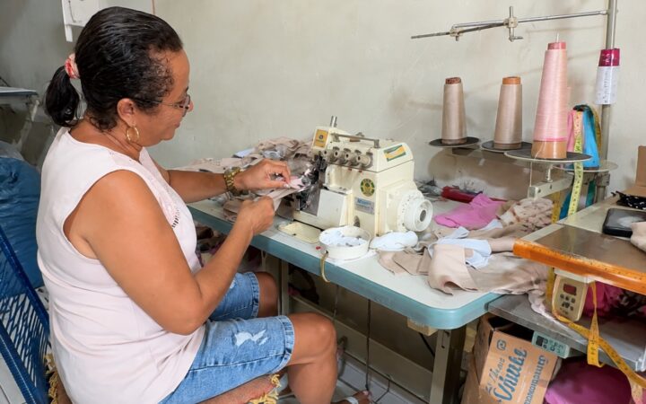 Luciana de Oliveira Vieira, de São Gonçalo (RJ), contemplada com R$ 100 mil na edição de julho do Pix do Milhão: o prêmio virou plano de imóvel e renda para a família.