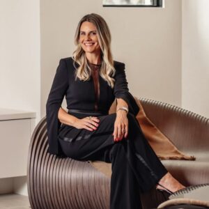 Andria Tagliari consolida sua atuação no design de luxo com projetos que unem rigor técnico, estética refinada e elevação do valor percebido dos imóveis