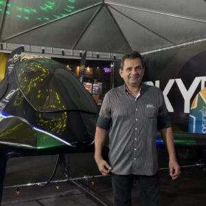 Urandir Fernandes de Oliveira, presidente de Dakila Pesquisas, ao lado do Skyros durante a 86ª Expogrande 2026.