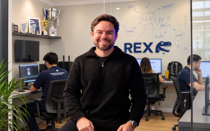 Felipe Sobral, no escritório da Rex Company em Vitória/ES.