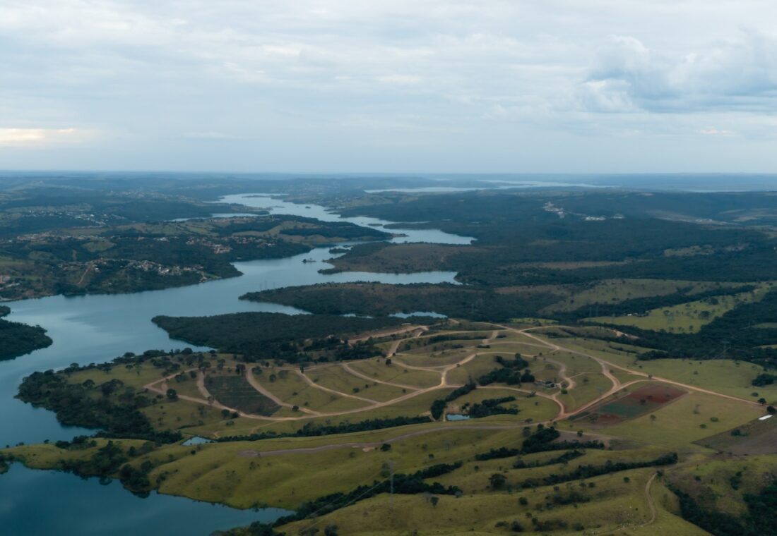 Vias abertas na gleba da Fazenda do Lago, às margens do Corumbá IV: a infraestrutura avança antes da ocupação
