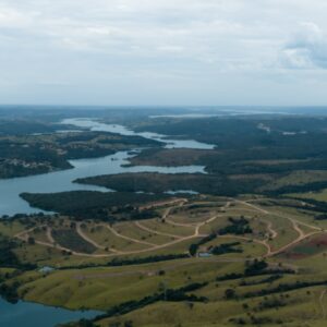 Vias abertas na gleba da Fazenda do Lago, às margens do Corumbá IV: a infraestrutura avança antes da ocupação