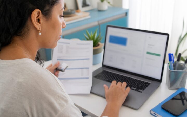 Empresaria consultando o site do ITI