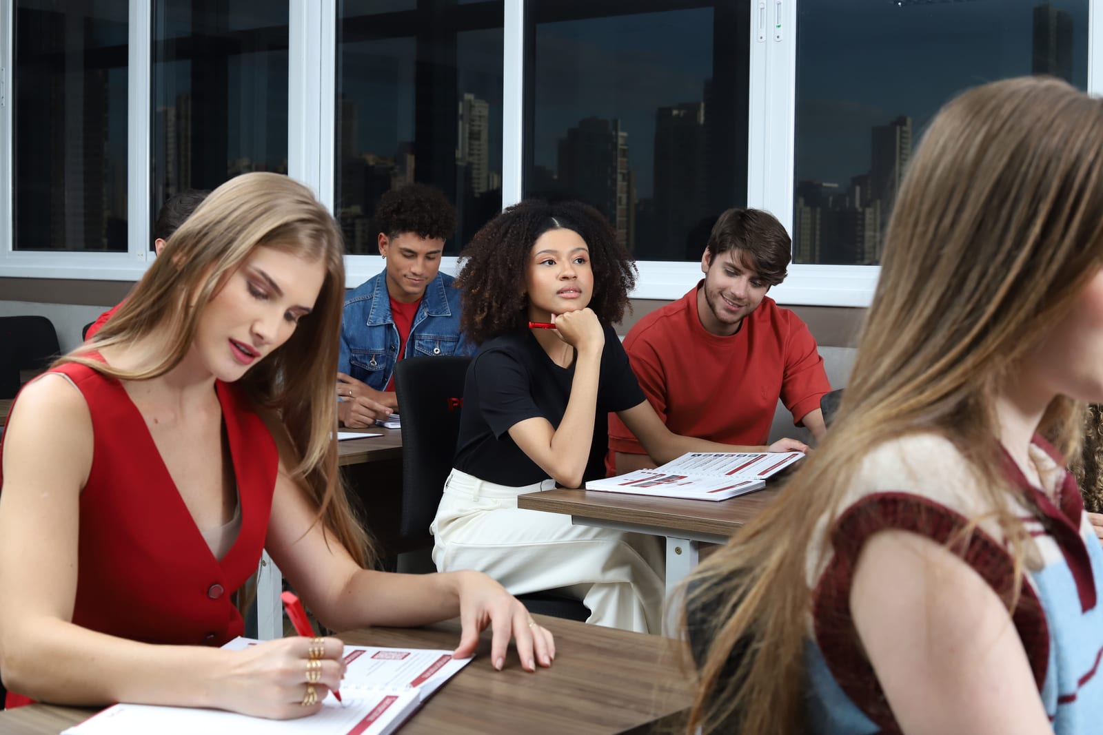 Alunos durante atividade em sala de aula do IPOG, em um ambiente de aprendizado.