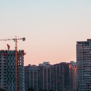 Vista urbana de São Paulo, Brasil, com empreendimentos imobiliários residenciais em construção, edifícios modernos e guindastes ao fundo