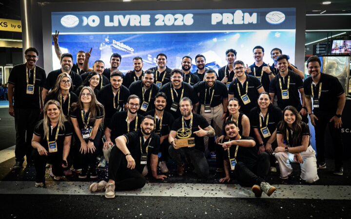 Dhiego Rosa (ao centro com o troféu em mãos) e a equipe do Grupo Escalada comemorando o prêmio de Melhor Consultoria Oficial do Mercado Livre, entregue no Mercado Livre Experience, em São Paulo, em setembro de 2026.