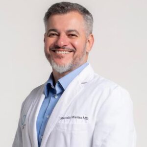 Dr. Marcelo Moreira realiza o lifting endoscópico para esconder as cicatrizes e cuidar da pele.