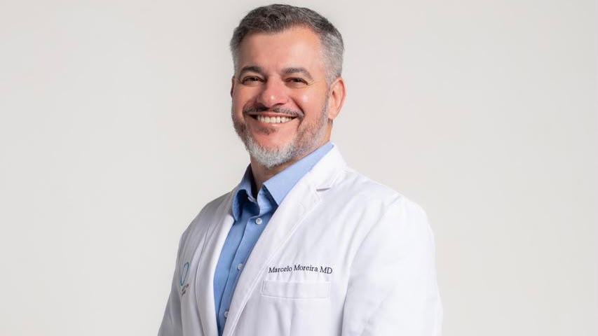 Dr. Marcelo Moreira realiza o lifting endoscópico para esconder as cicatrizes e cuidar da pele.
