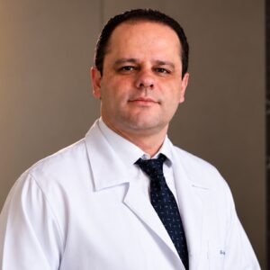 Dr. Fábio Thadeu Ferreira, urologista, afirma que a resistência na busca por atendimento médico deve mudar com informação, acompanhamento regular e decisões sobre a própria saúde.