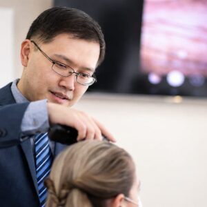 Dr. Paulo Lu Tai Zon usa a técnica FUE e considera a anatomia e as proporções do rosto.