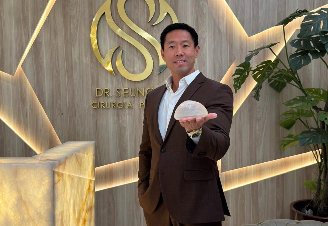 Dr. Seung Hoon Lee é graduado em Medicina, com residência médica em Cirurgia Plástica