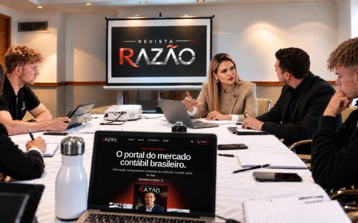 Identidade visual da Revista Razão em ambiente corporativo, com o Portal Razão em destaque.